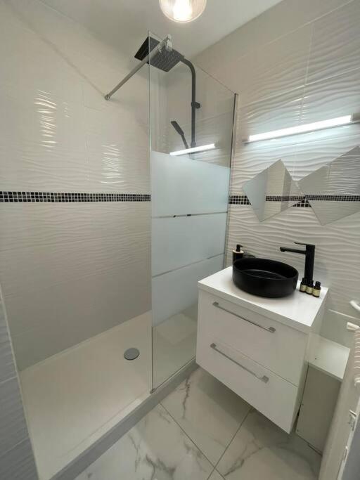 Appartement 2 Pieces, Salon Et Chambre, 44M2 Refait A Neuf Clichy Kültér fotó